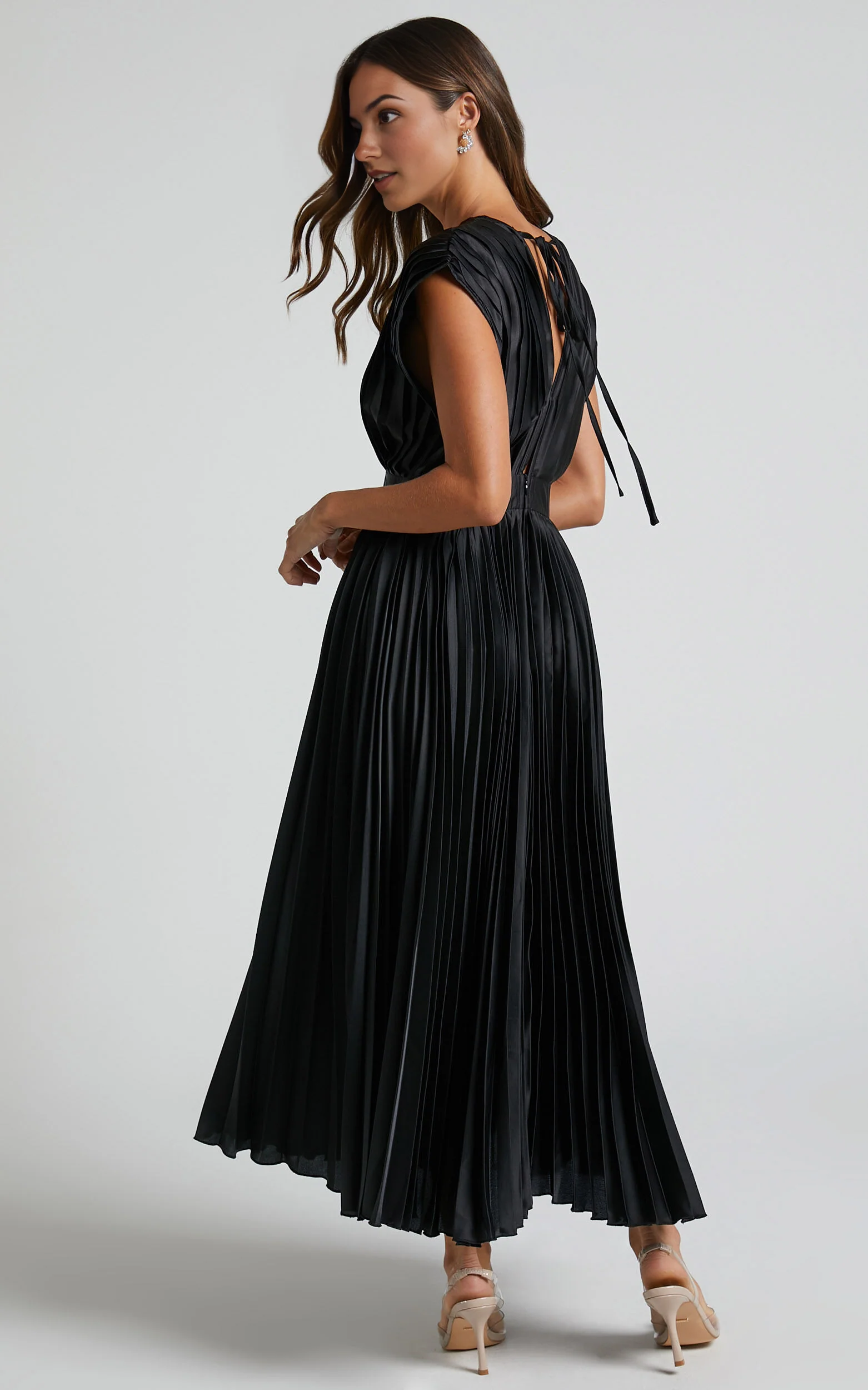Della Midi Dress – Black Plunging Neckline Pleated Dress with Short Sleeves